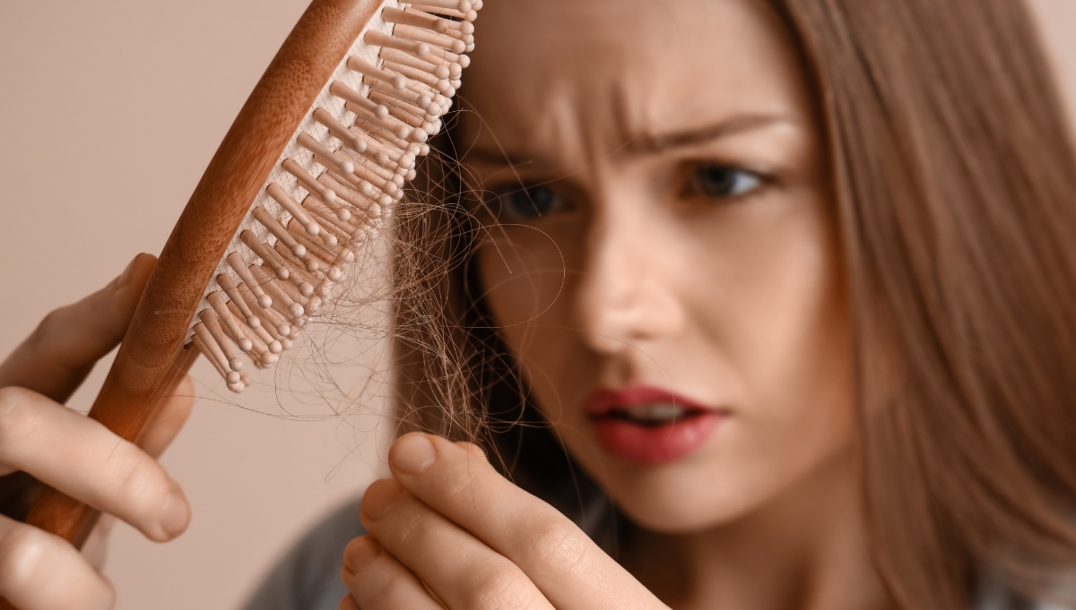 Jeune femme confrontée à la chute de cheveux hormonale